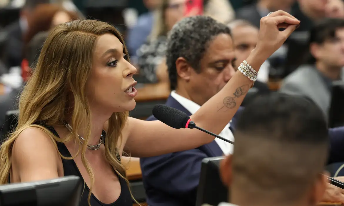 Erika Hilton rejeita negociação sobre compensações na PEC da 6×1