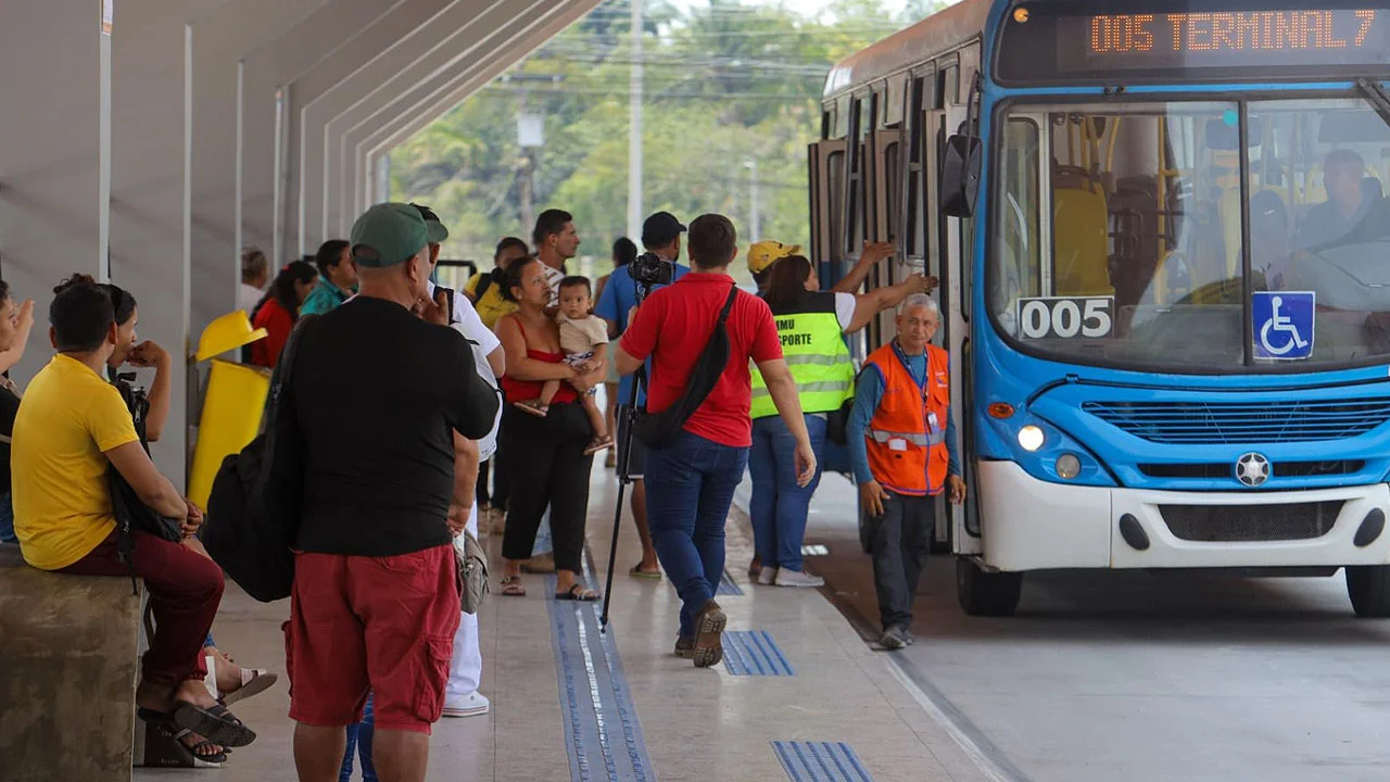 Greve dos ônibus é suspensa em Manaus após acordo mediado pela prefeitura