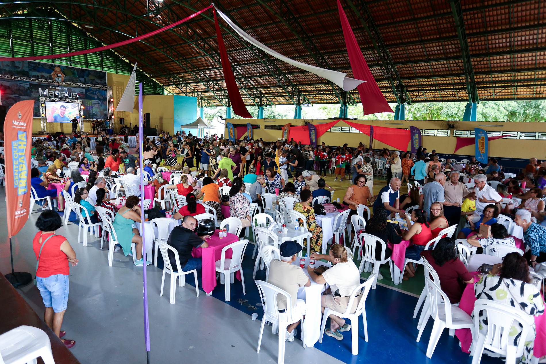 Prefeitura de Manaus reúne mais de 1,5 mil pessoas idosas no ‘Bolerão no Parque – Especial Dia das Mães’