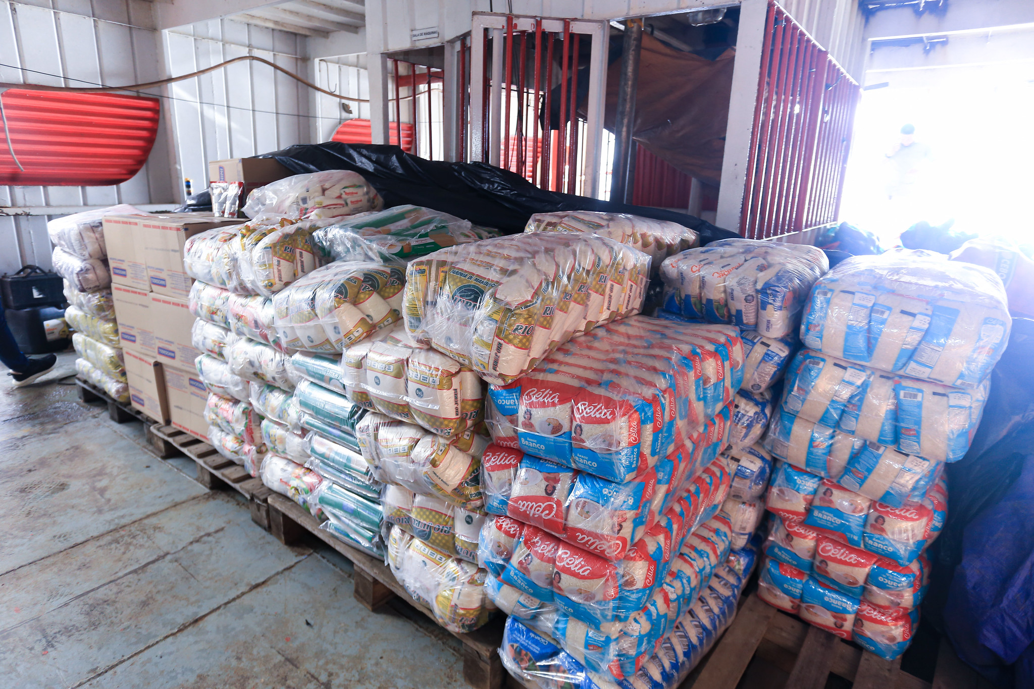 Prefeitura de Manaus entrega mais de 7,5 toneladas de alimentos para 19 escolas do rio Amazonas