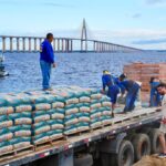 Prefeito Renato Junior envia balsa com 600 toneladas de materiais de construção para extinguir escolas de madeira na zona rural de Manaus
