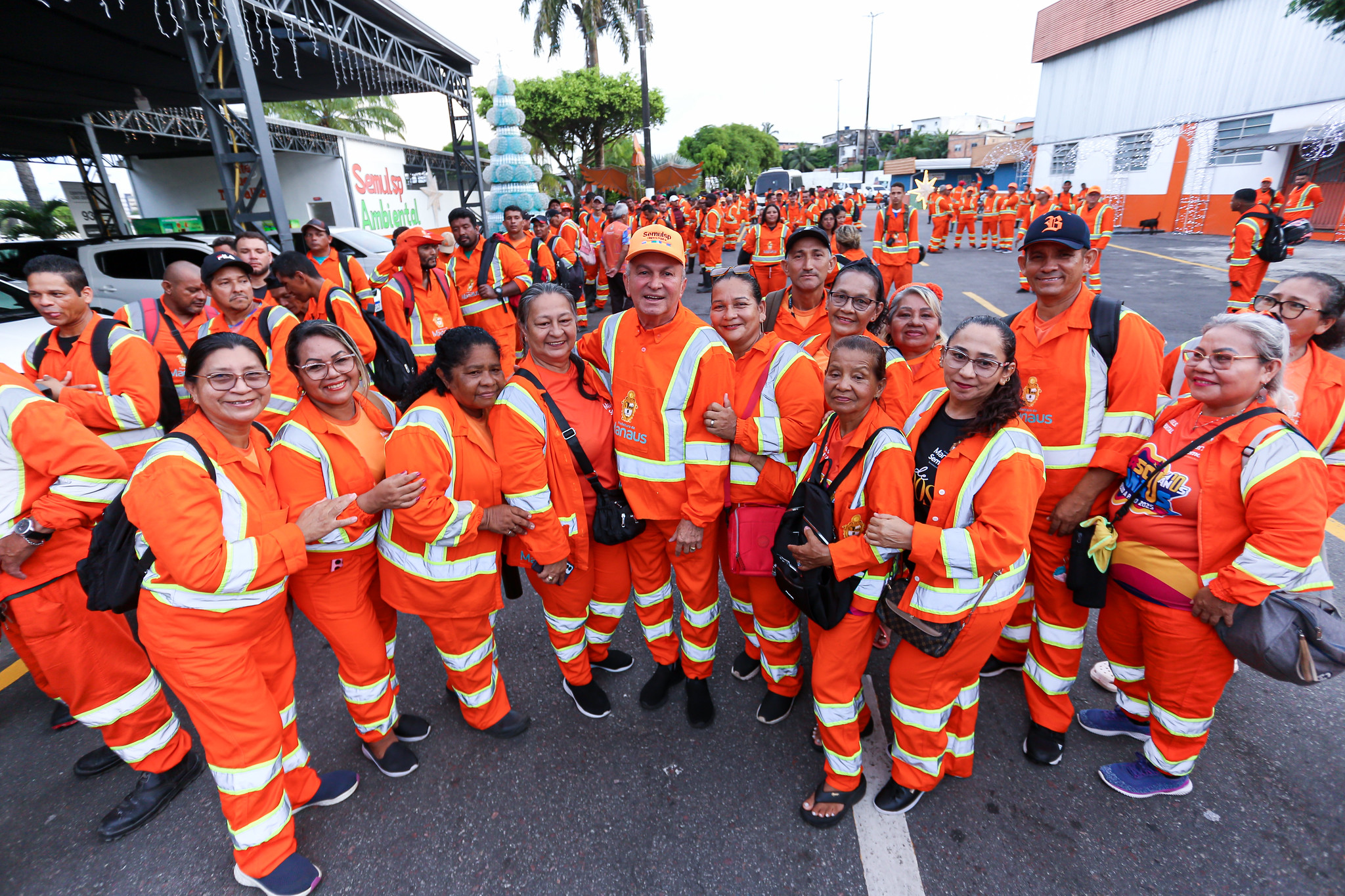 Prefeitura de Manaus mobiliza mais de 500 trabalhadores em operação noturna de limpeza nas zonas Norte e Leste