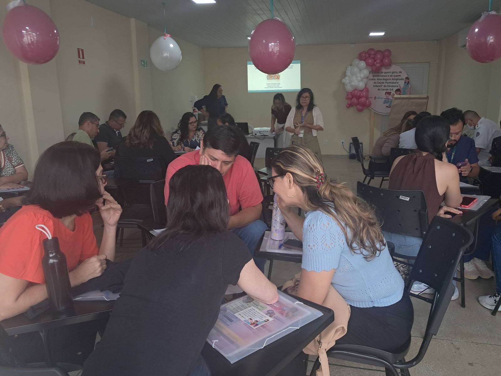 Profissionais de Manaus participam de curso da prefeitura para ampliar cuidado às gestantes, puérperas e recém-nascidos