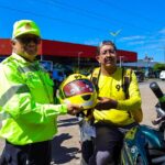 Ação educativa da prefeitura aborda mais de 200 motociclistas e distribui brindes a ‘bons condutores’