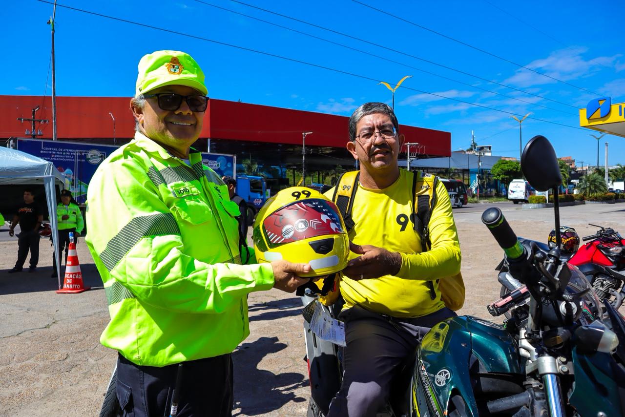 Ação educativa da prefeitura aborda mais de 200 motociclistas e distribui brindes a ‘bons condutores’