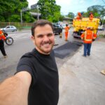 Em manhã de sol, prefeito Renato Junior fiscaliza operação ‘Tapa-Buracos’ na avenida André Araújo com uso de tecnologia para evitar ondulações na pista