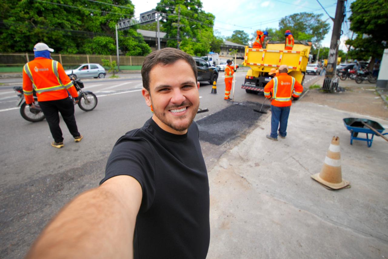 Em manhã de sol, prefeito Renato Junior fiscaliza operação ‘Tapa-Buracos’ na avenida André Araújo com uso de tecnologia para evitar ondulações na pista