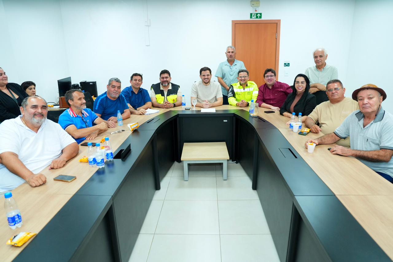 Prefeito Renato Junior discute melhorias e necessidades do transporte complementar durante reunião com permissionários e reforça diálogo com a categoria