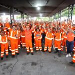 Uniformizado de gari, prefeito Renato Junior entrega novos caminhões compactadores e exalta a força da limpeza pública de Manaus
