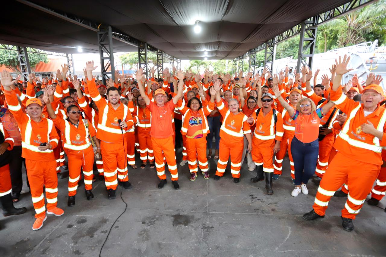 Uniformizado de gari, prefeito Renato Junior entrega novos caminhões compactadores e exalta a força da limpeza pública de Manaus