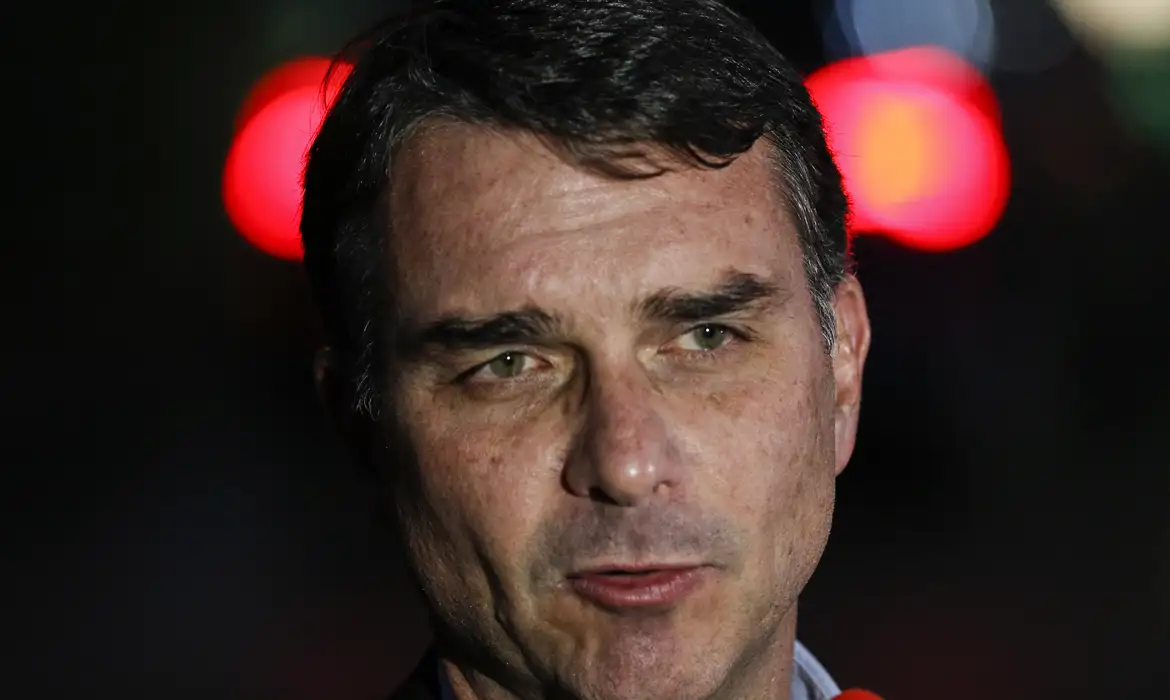 Flávio Bolsonaro sugere pagamento por hora em alternativa à escala 6×1