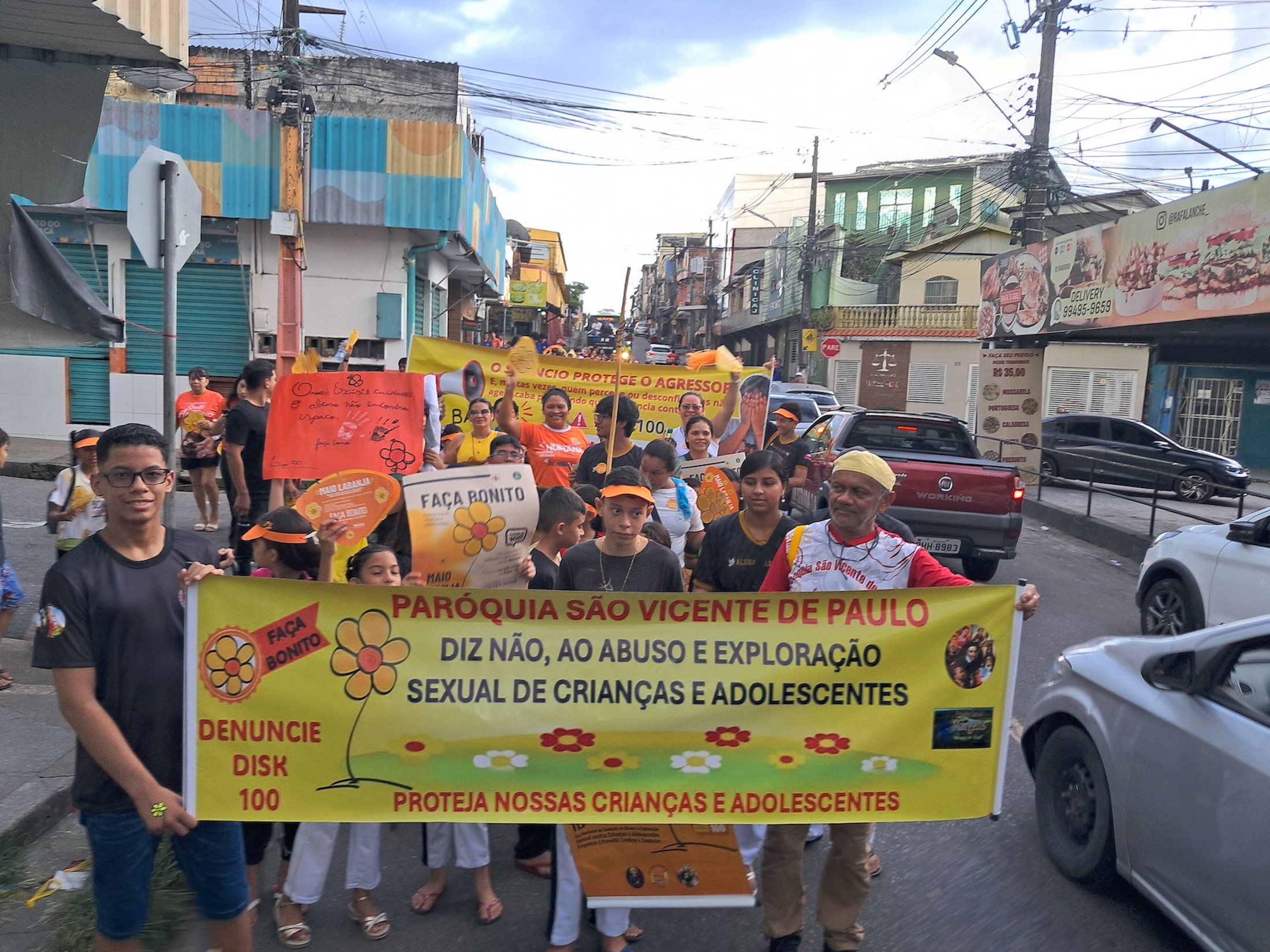 Paróquia São Vicente de Paulo promove mobilização contra abuso infantil e leva campanha às ruas da Compensa
