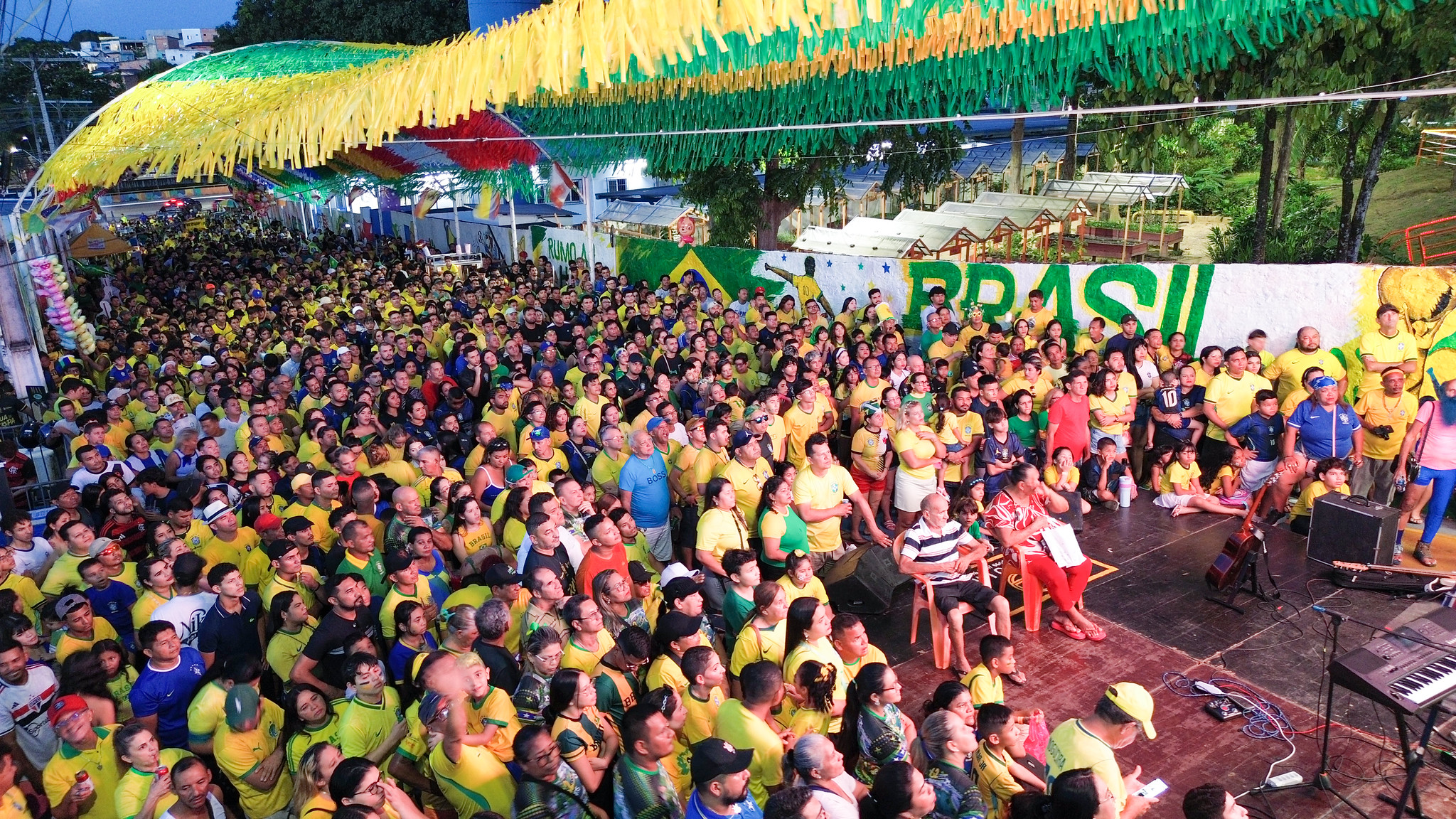 Prefeitura leva estrutura a ‘Ruas da Copa’, garante diversão às famílias e fortalece o comércio local na estreia do Brasil na Copa do Mundo