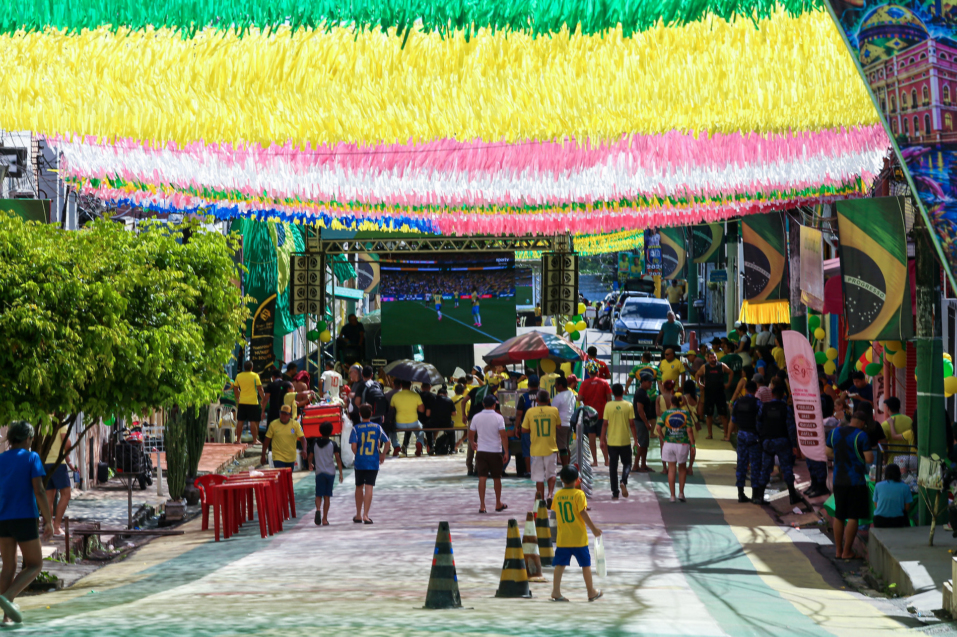 Com apoio da Prefeitura de Manaus, ‘Ruas da Copa’ reúnem torcedores e movimentam economia em dia de classificação da Seleção Brasileira de Futebol