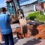 Prefeito Renato Junior flagra obra embargada da Águas de Manaus, faz cobrança ao presidente da concessionária e cobra respeito por Manaus