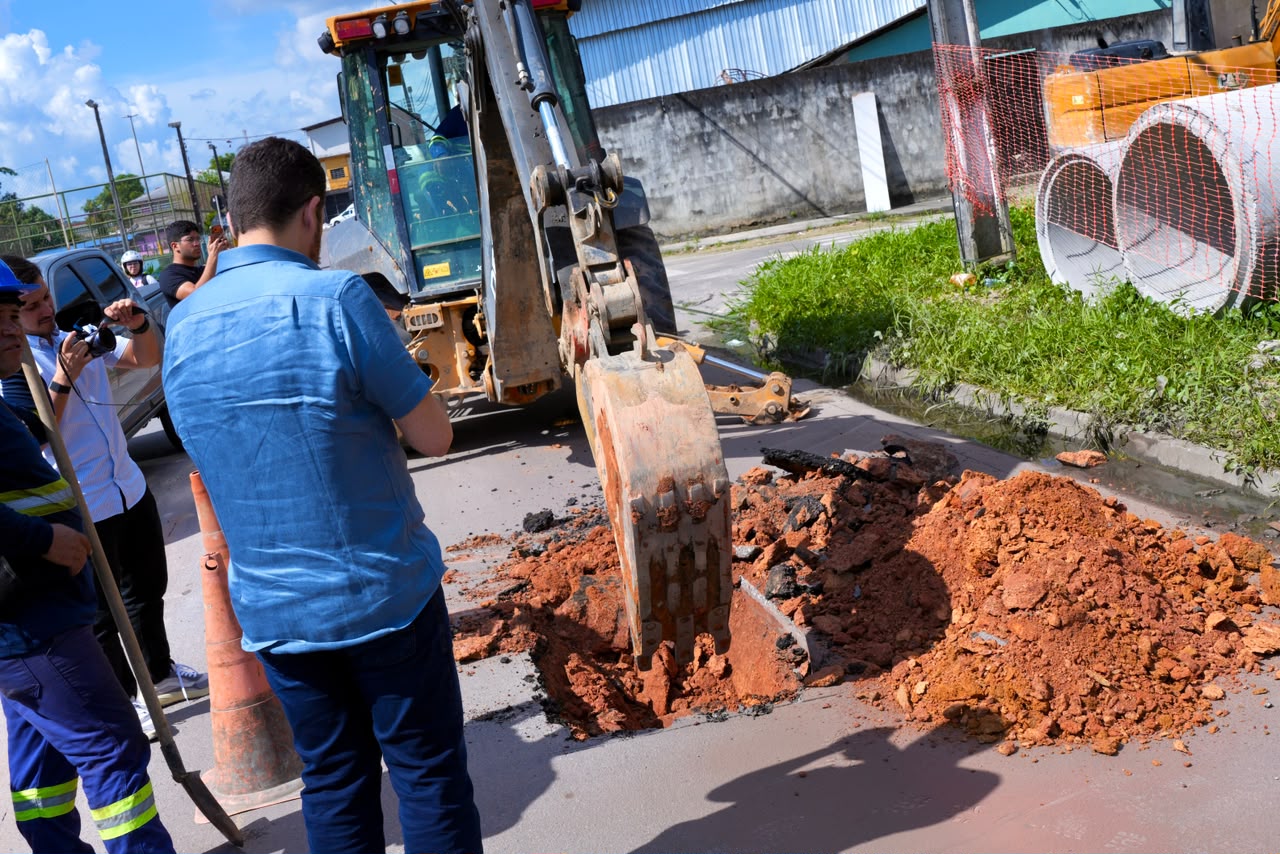 Prefeito Renato Junior flagra obra embargada da Águas de Manaus, faz cobrança ao presidente da concessionária e cobra respeito por Manaus