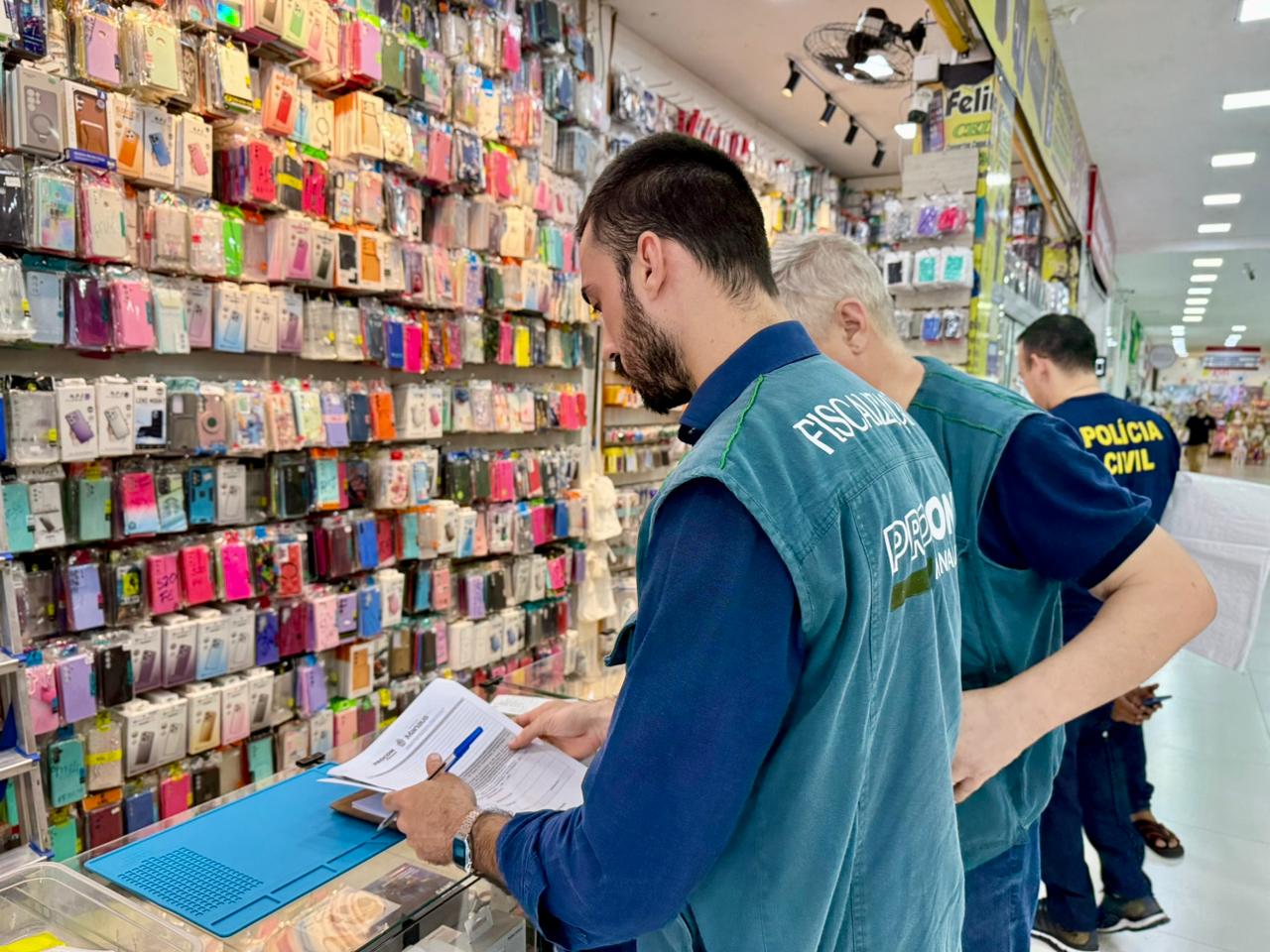 Ação conjunta entre Procon Manaus e Decon-AM resulta na apreensão de mais de 2,8 mil produtos falsificados na zona Norte