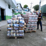 Prefeitura de Manaus inicia carregamento de caminhões em operação humanitária para a Venezuela