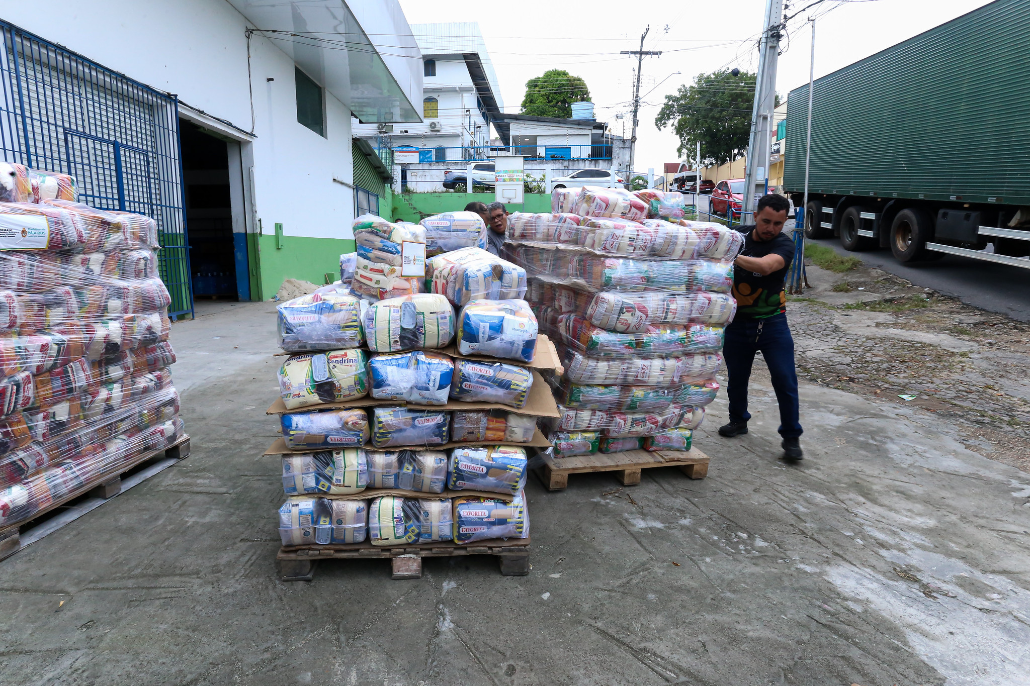 Prefeitura de Manaus inicia carregamento de caminhões em operação humanitária para a Venezuela