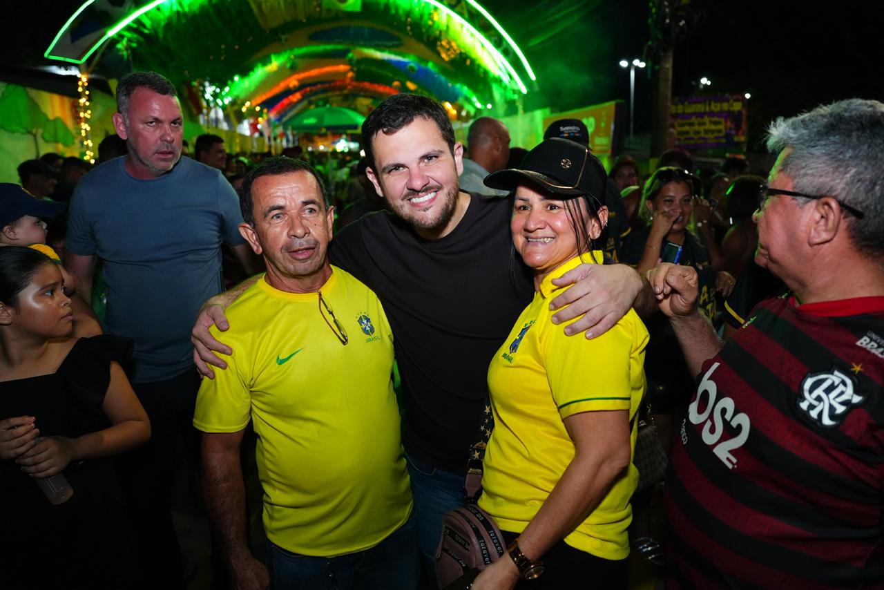 Prefeito Renato Junior inaugura ‘Rua da Copa’ do bairro Compensa e celebra criatividade dos servidores da Semulsp na decoração de mais um ponto turístico da cidade