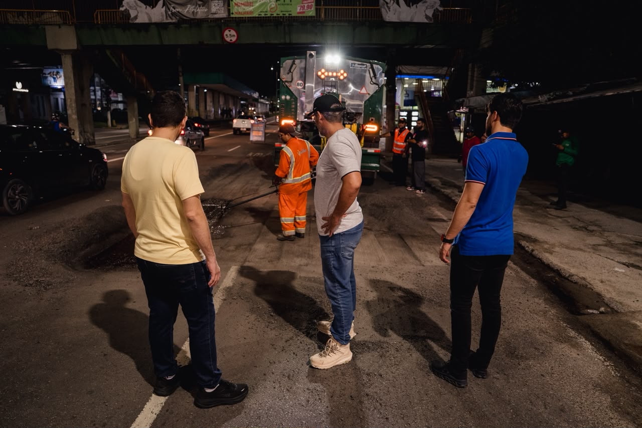 Prefeito Renato Junior vistoria obra na madrugada de domingo e apresenta tecnologia ágil e durável da operação ‘Tapa-Buracos’