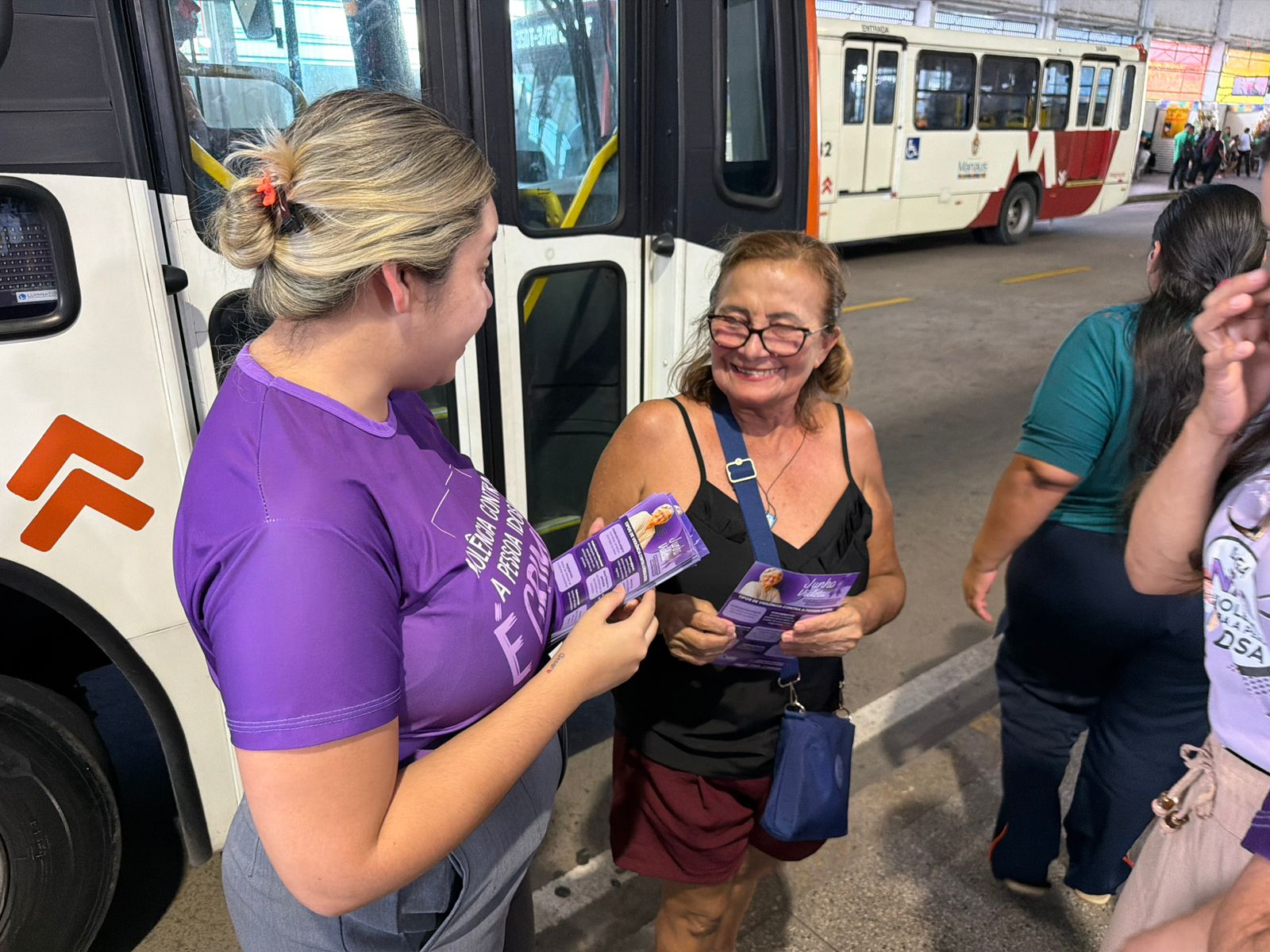 Prefeitura de Manaus realiza ação educativa do ‘Junho Violeta’ nos terminais de ônibus da capital