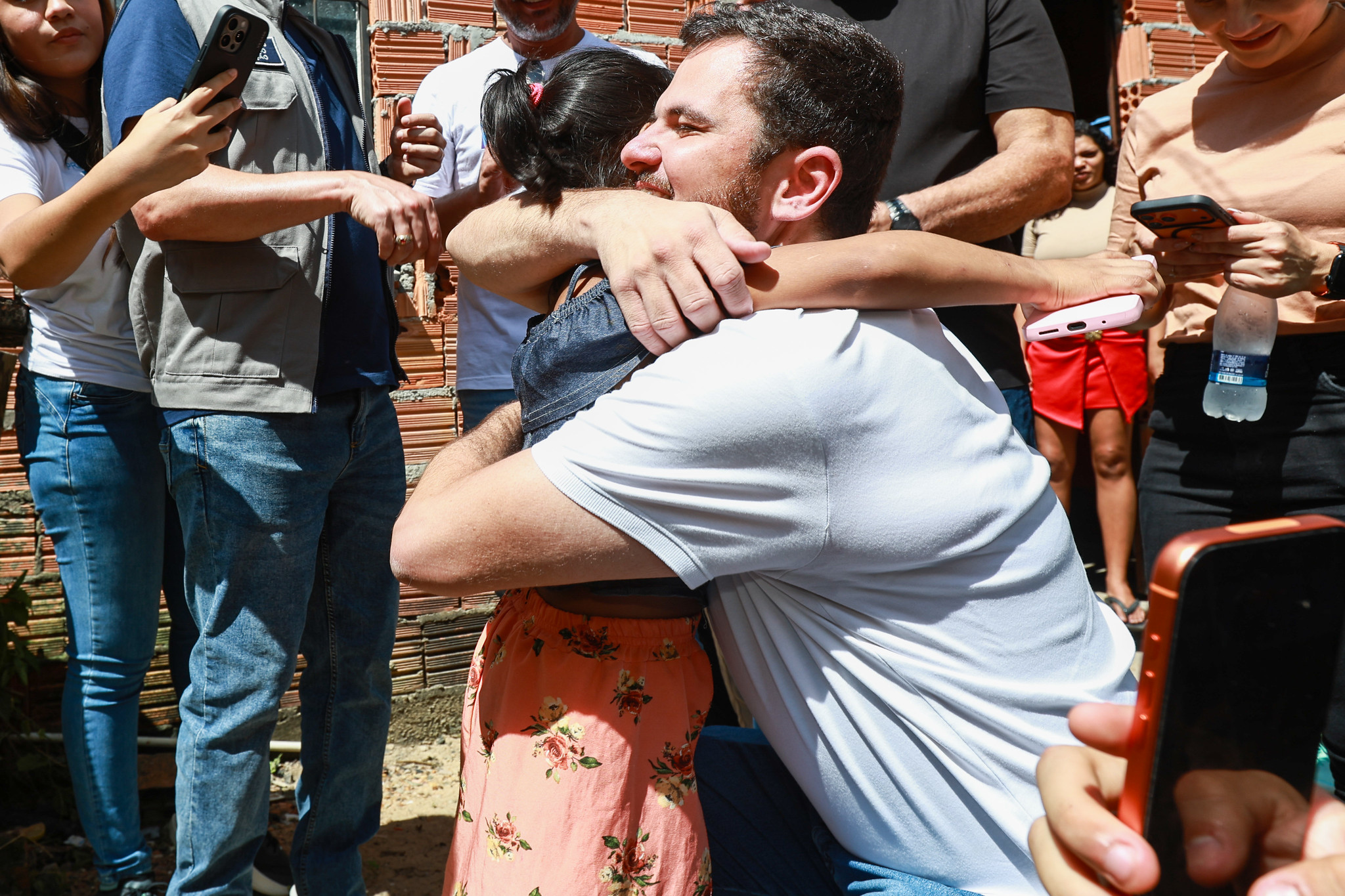 Prefeito Renato Junior leva ‘Casa Manauara’ ao Jorge Teixeira e realiza sonho da casa digna da costureira Kelly Gomes Boneterre