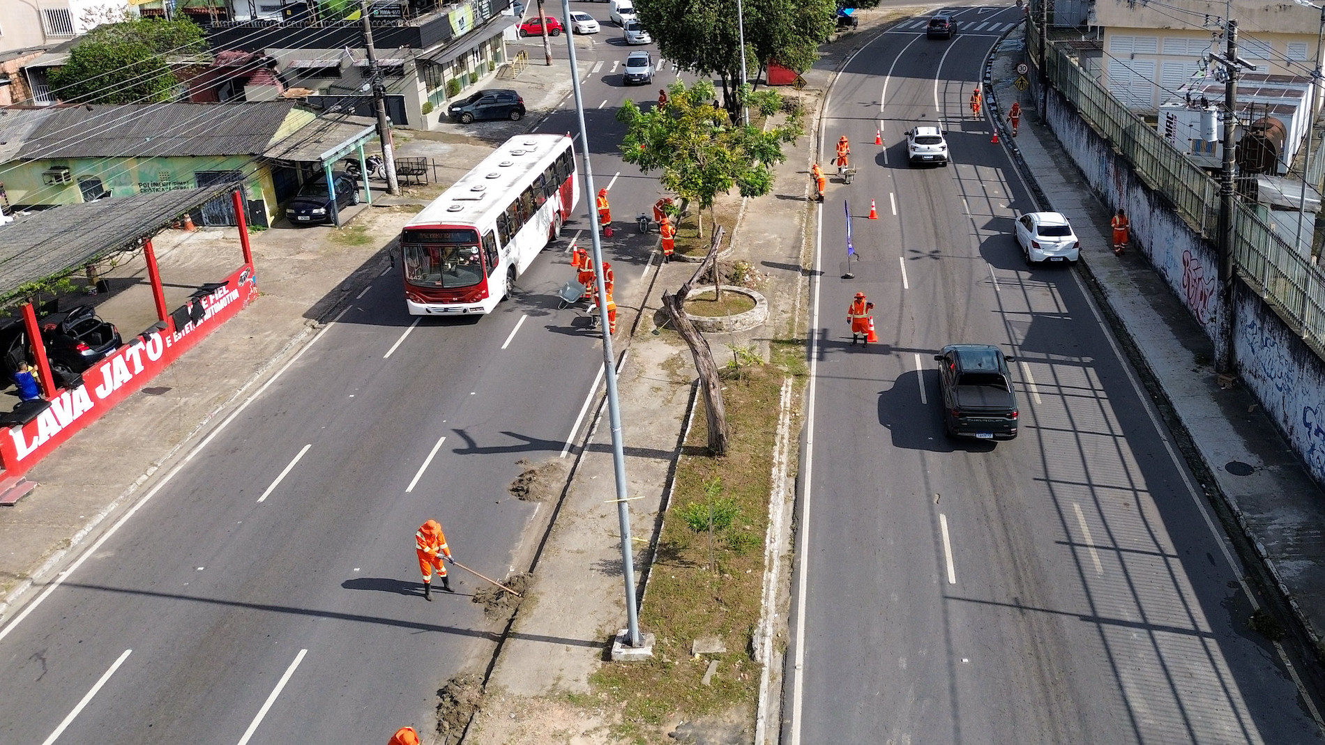 Prefeitura recolhe quase 250 toneladas de resíduos em dois dias de operação nos principais corredores viários de Manaus
