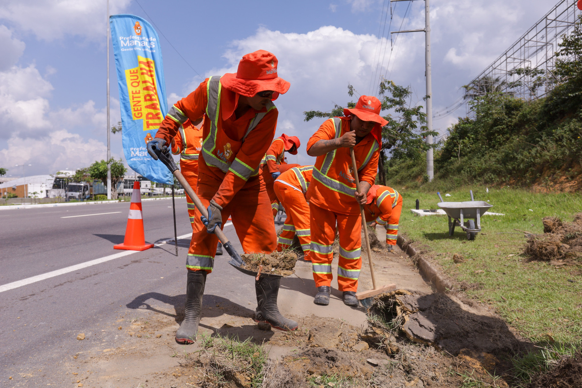 Com 13 frentes de trabalho e 1.250 trabalhadores, Prefeitura de Manaus amplia serviços de limpeza durante o verão amazônico