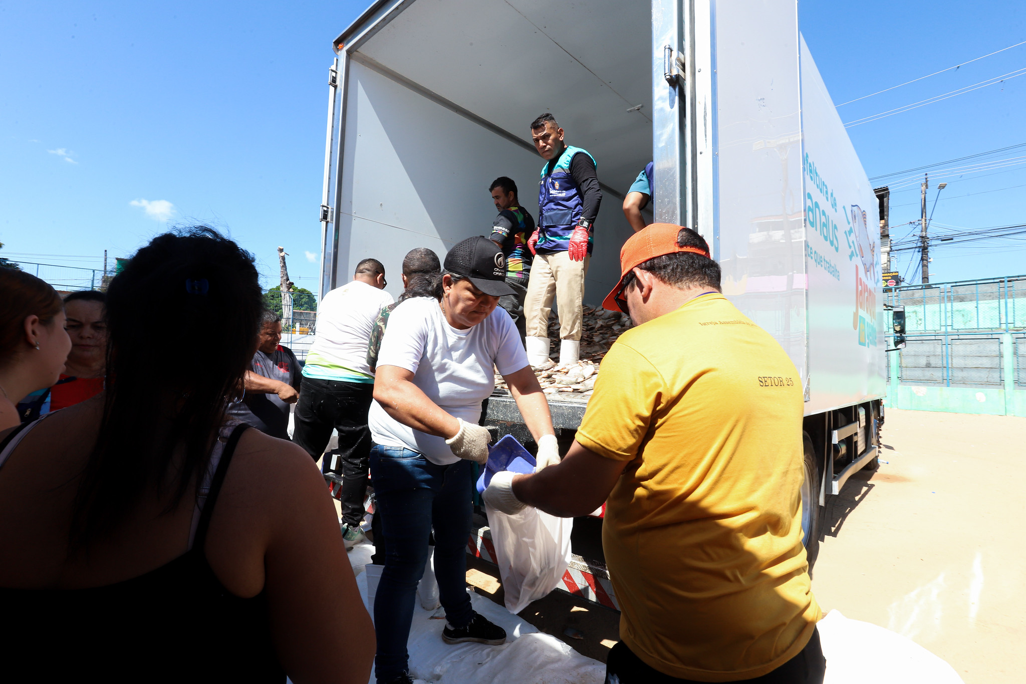 Prefeitura de Manaus distribui 60 mil peixes do programa ‘Jaraqui da Gente’ e beneficia mais de três mil pessoas na zona Oeste