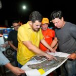 À meia-noite, prefeito Renato Junior mobiliza limpeza, asfaltamento e assina ordens de serviço para reforma de passarelas, viadutos e canteiros centrais em Manaus