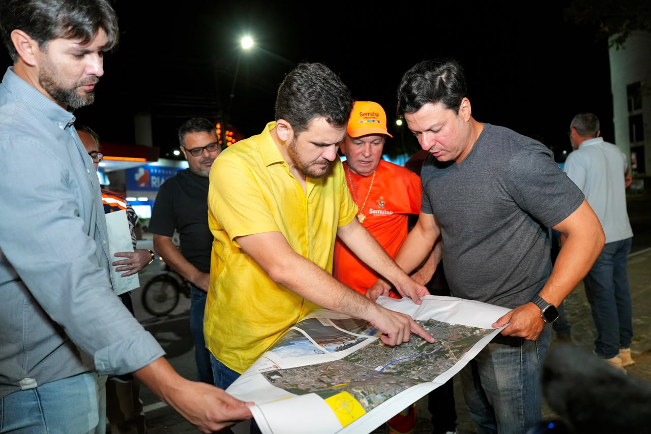 À meia-noite, prefeito Renato Junior mobiliza limpeza, asfaltamento e assina ordens de serviço para reforma de passarelas, viadutos e canteiros centrais em Manaus