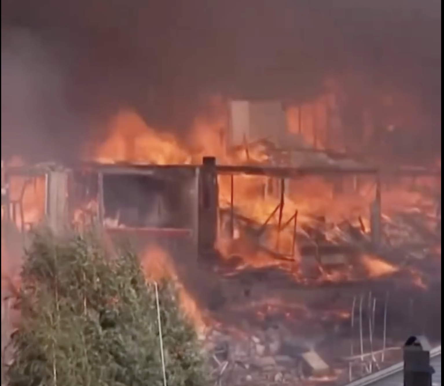 Incêndio de grandes proporções destrói mais de 100 imóveis e força evacuação em massa na Noruega