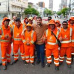 Prefeito Renato Junior inicia semana dos 100 dias acompanhando trabalho dos garis da Semulsp no centro de Manaus