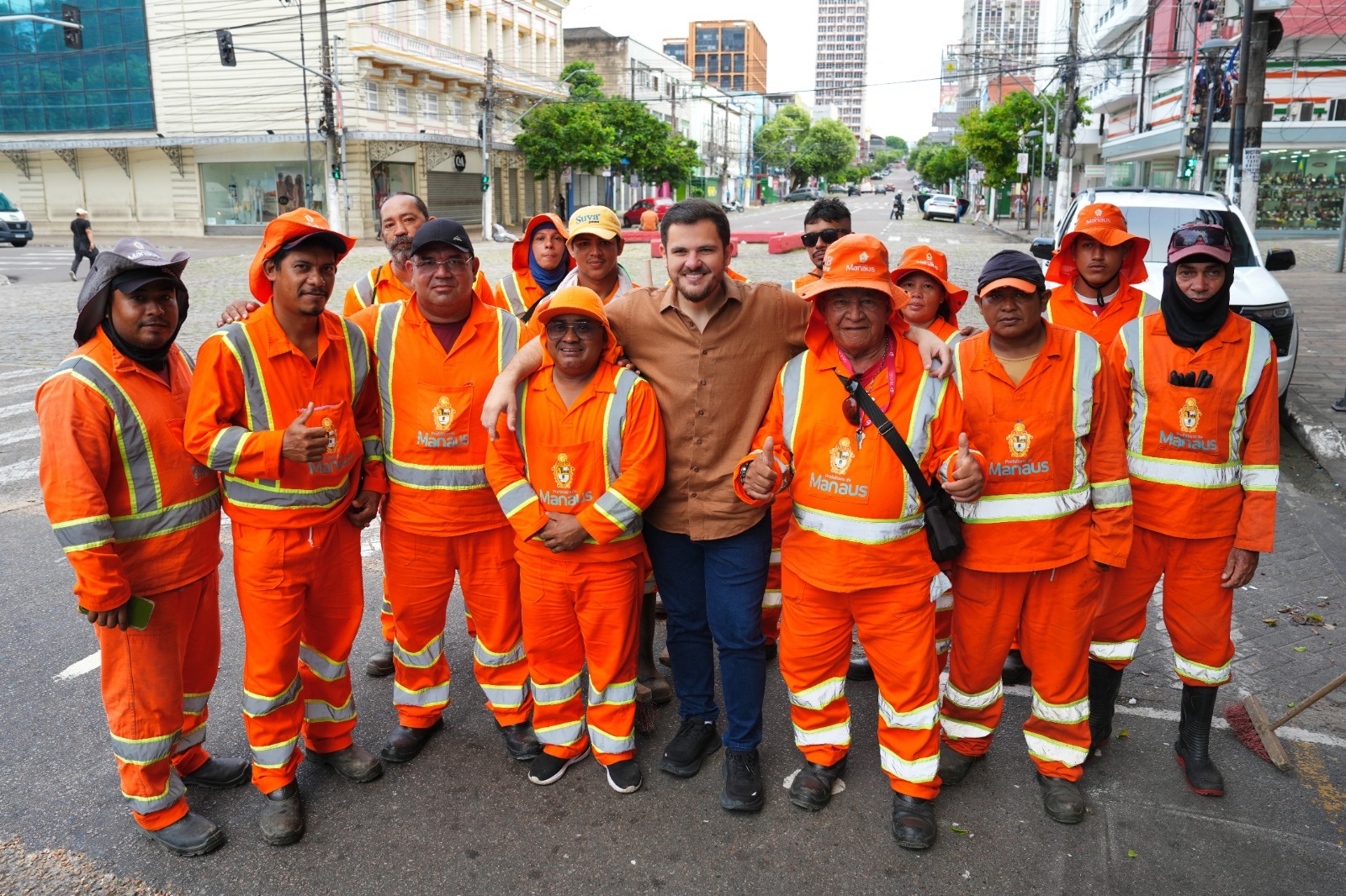 Prefeito Renato Junior inicia semana dos 100 dias acompanhando trabalho dos garis da Semulsp no centro de Manaus