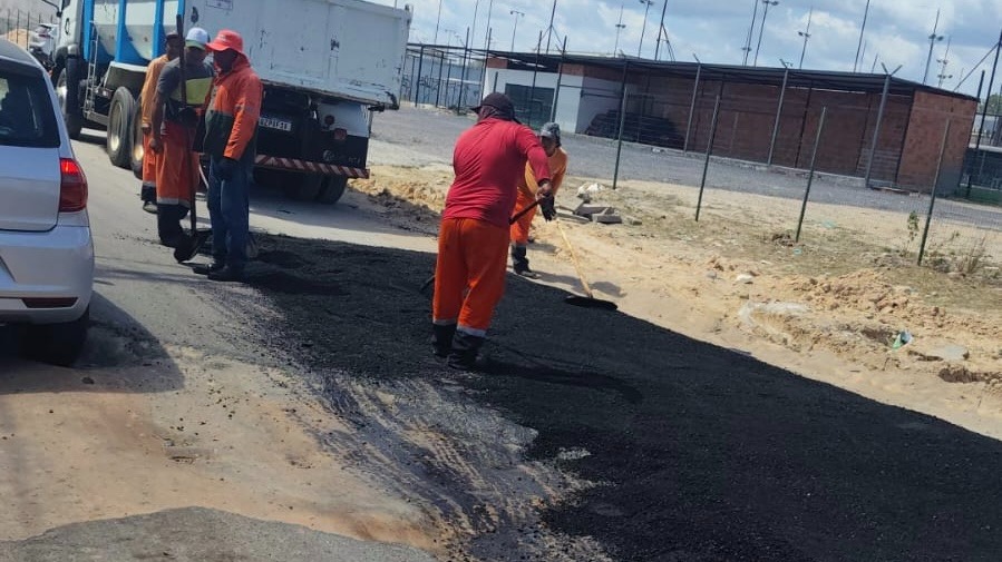 Prefeitura de Manaus intensifica manutenção asfáltica no bairro Flores e reforça recuperação da malha viária