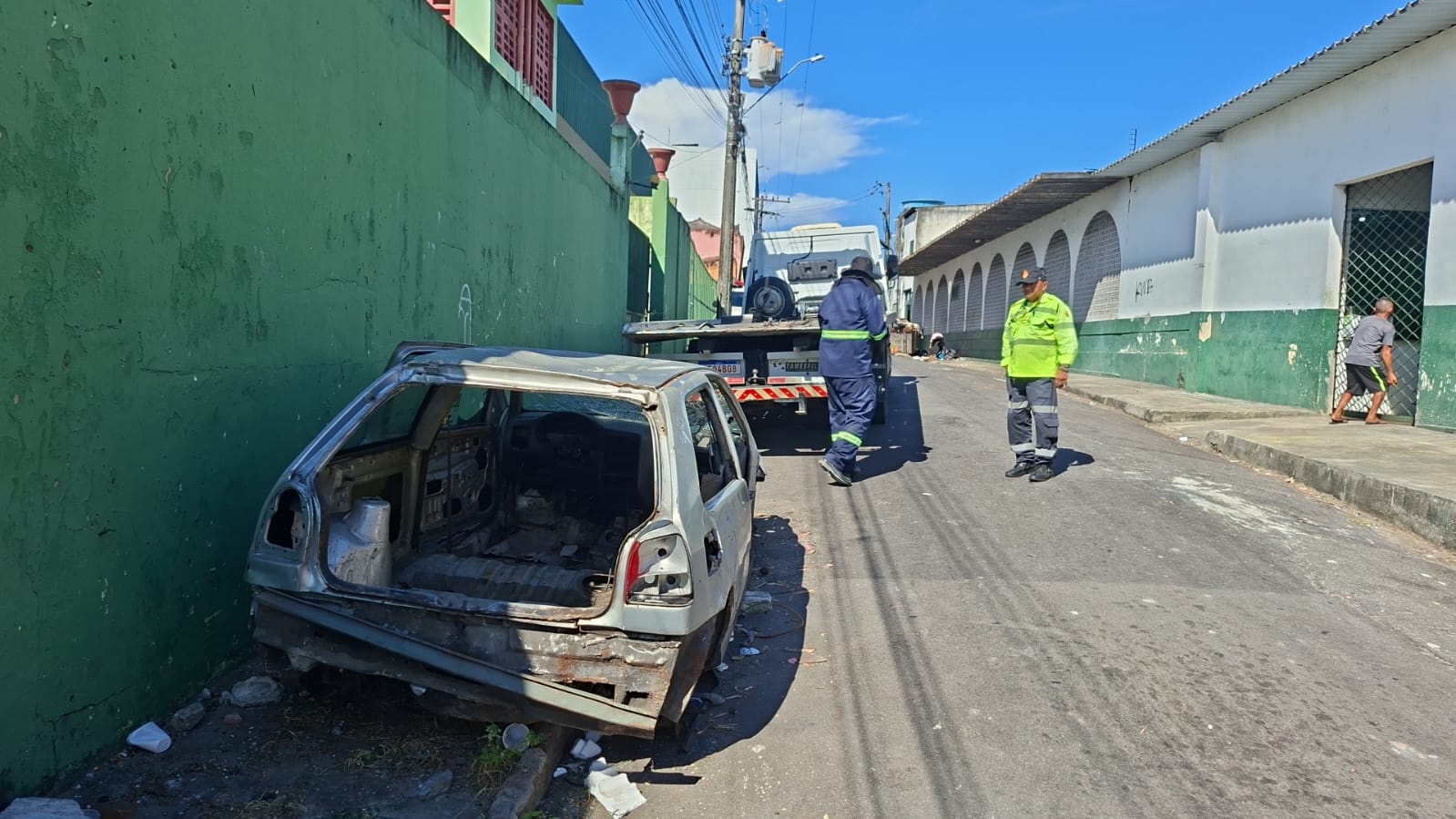 Prefeitura realiza operação ‘Sucata’ para retirada de veículos abandonados das vias de Manaus