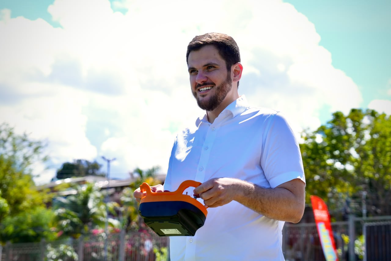 Prefeito Renato Junior inova e testa robôs de roçagem para modernizar e ampliar a capacidade da limpeza pública em Manaus