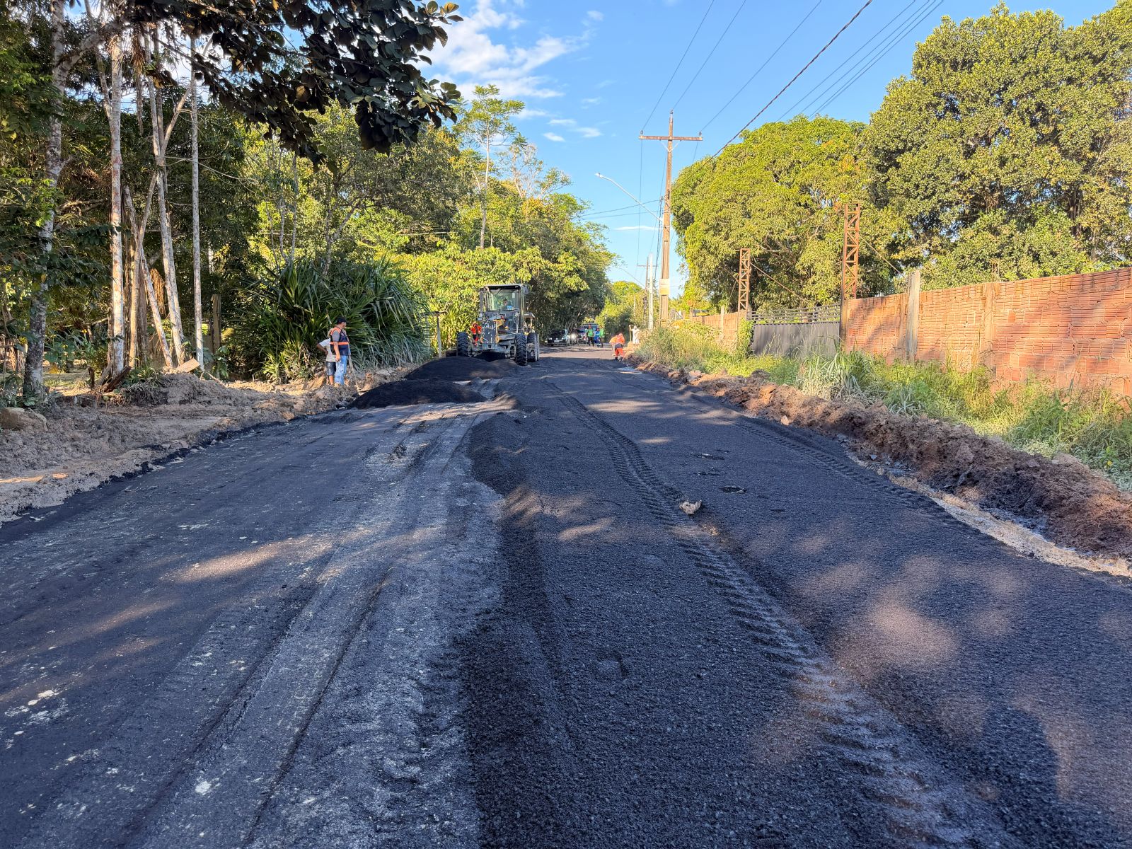 Prefeitura de Manaus aplica 120 toneladas de asfalto e transforma trechos do ramal do Brasileirinho, na zona Leste