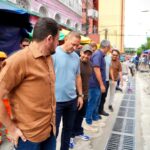 Prefeito Renato Junior fiscaliza instalação de novas tampas de concreto de alta resistência na rua Marcílio Dias e reforça segurança da população no centro de Manaus
