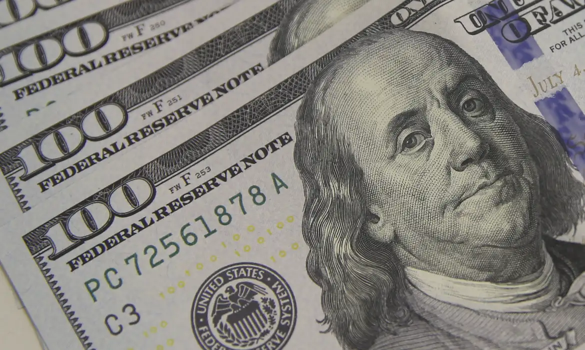 Dólar encosta em R$ 5,10 com tarifaço e tensão global
