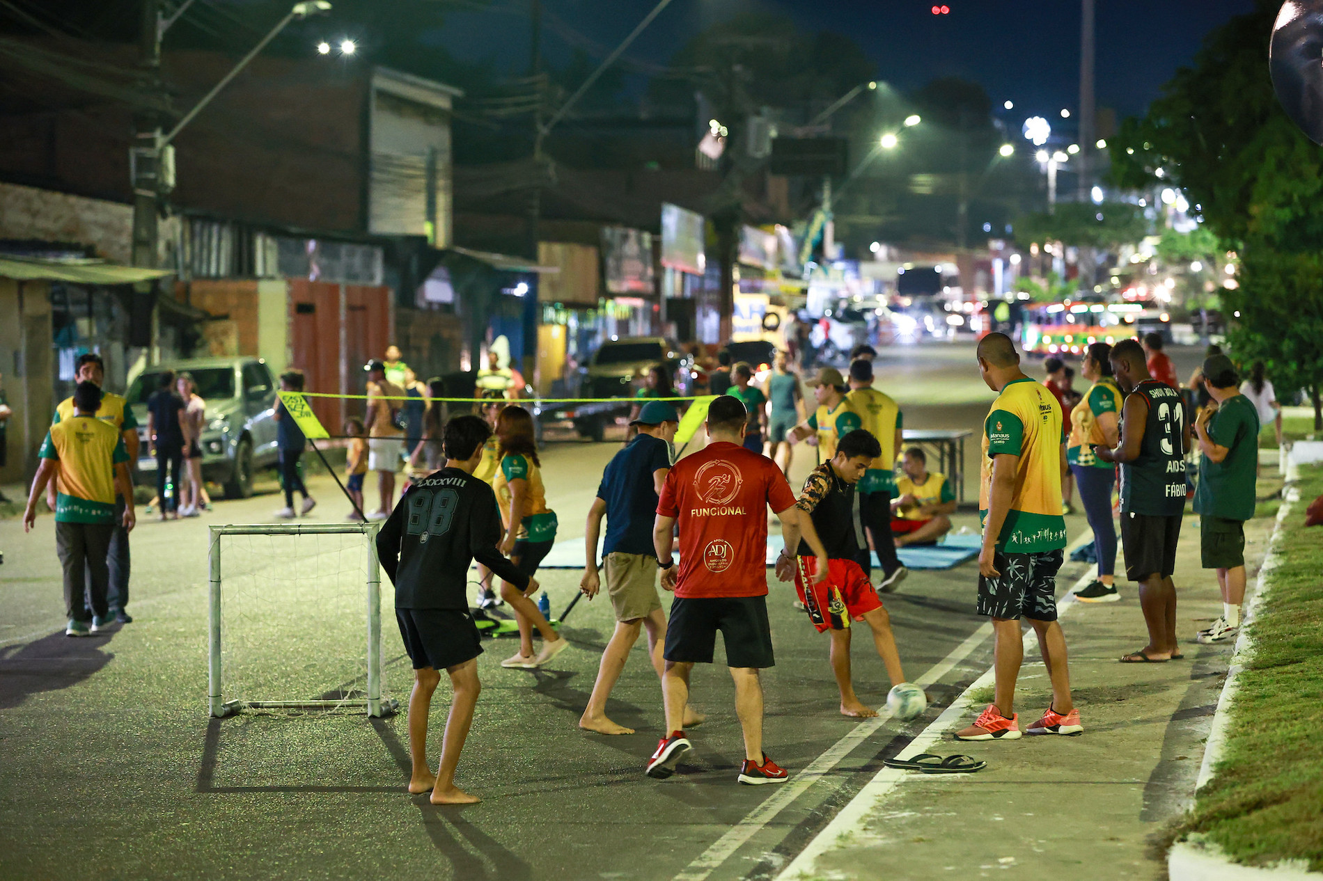 Faixa liberada itinerante da prefeitura chega ao Jorge Teixeira e reúne centenas de famílias em mais uma noite de esporte, lazer e convivência