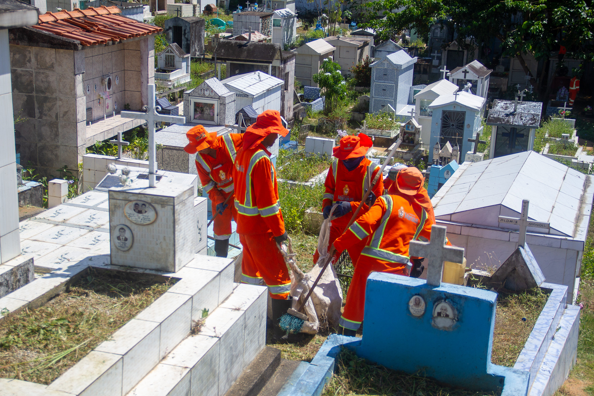 Prefeitura de Manaus intensifica serviços de limpeza nos cemitérios e prepara programação especial para o Dia dos Pais
