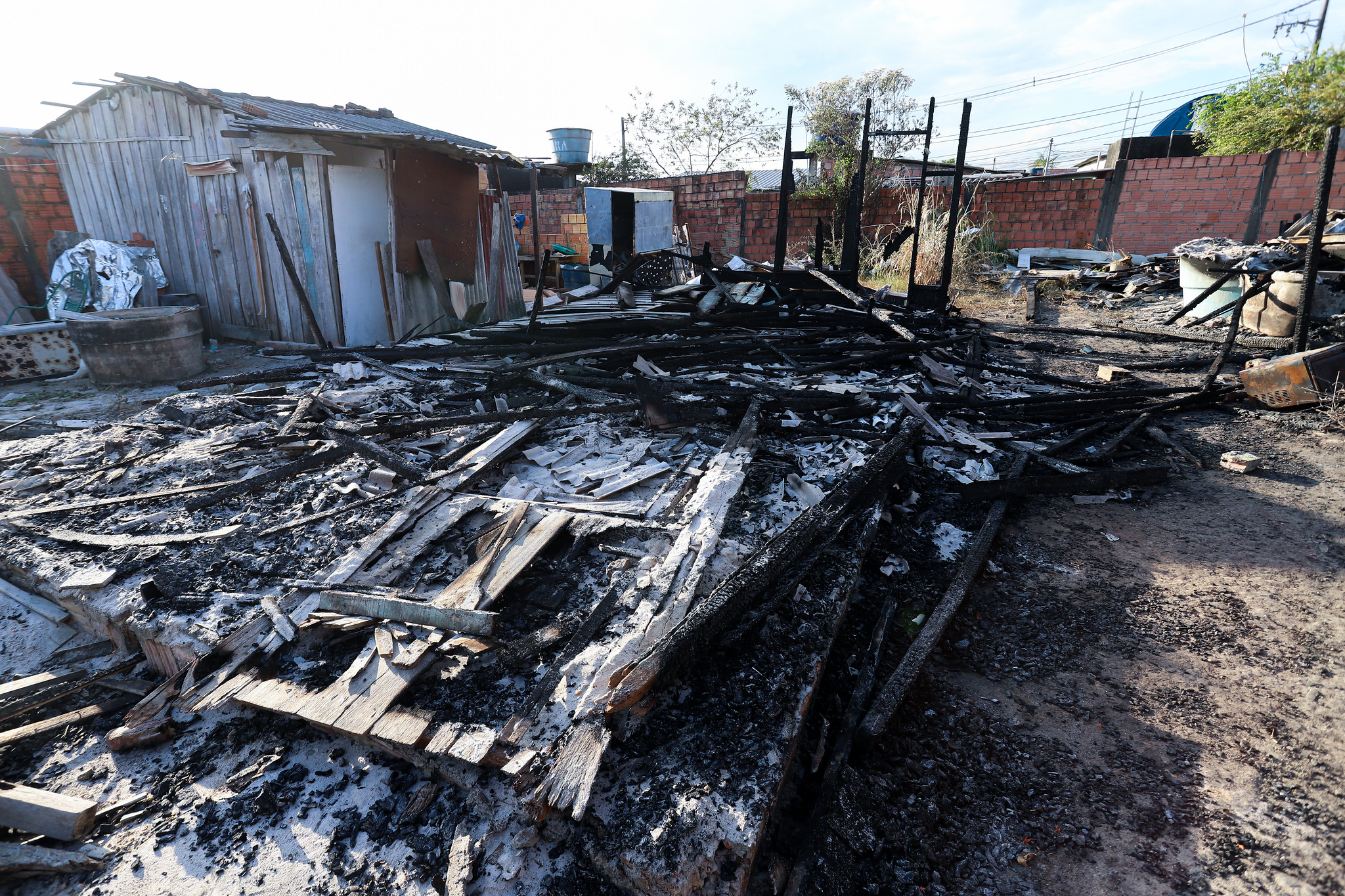 Prefeitura de Manaus acompanha famílias afetadas por incêndios no Cidade de Deus e Viver Melhor