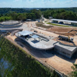 Curvas de Oscar Niemeyer ganham forma completa com avanço da oca no parque Encontro das Águas Rosa Almeida