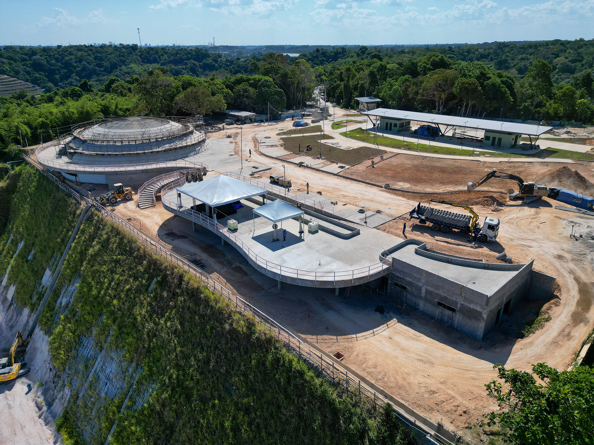 Curvas de Oscar Niemeyer ganham forma completa com avanço da oca no parque Encontro das Águas Rosa Almeida
