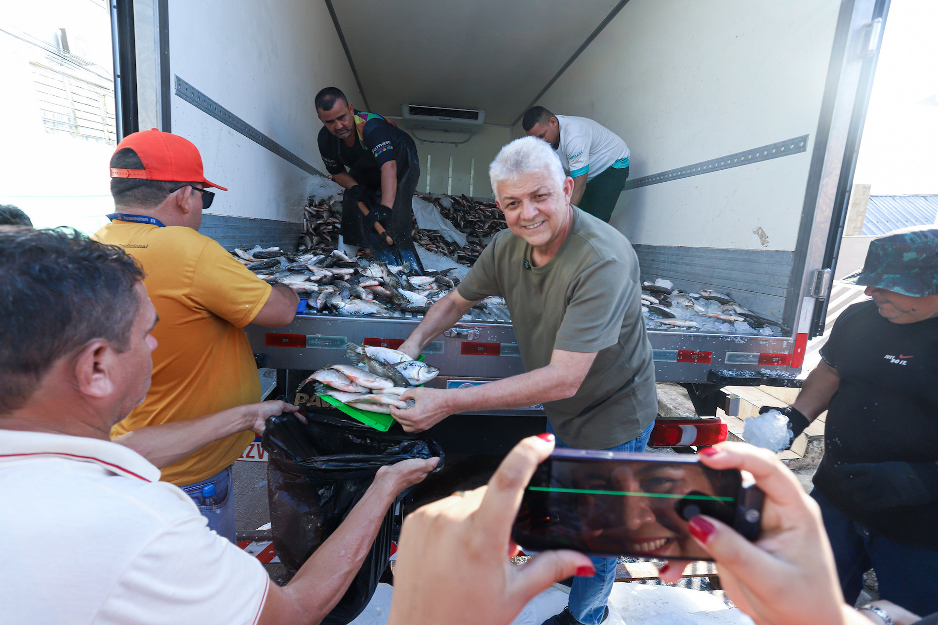 Prefeitura leva ‘Jaraqui da Gente’ ao Viver Melhor 4 e ao Educandos e garante a distribuição de 57 mil unidades de pescado para cerca de 4 mil famílias nas regiões