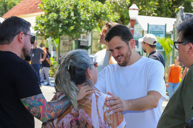 Prefeito Renato Junior homenageia pais de Manaus e destaca acolhimento às famílias nos cemitérios