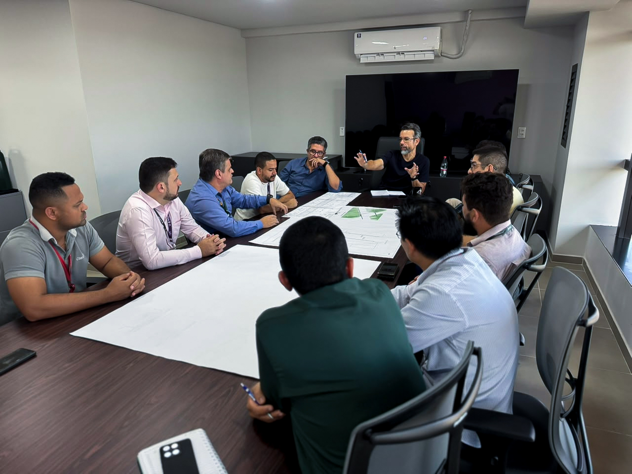 Prefeitura de Manaus faz reunião técnica sobre cabeamento subterrâneo para início das obras da primeira Rua Gastronômica de Manaus
