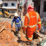 Prefeitura de Manaus acompanha recuperação da rua Pavão após tubulação de concessionária provocar afundamento parcial da via